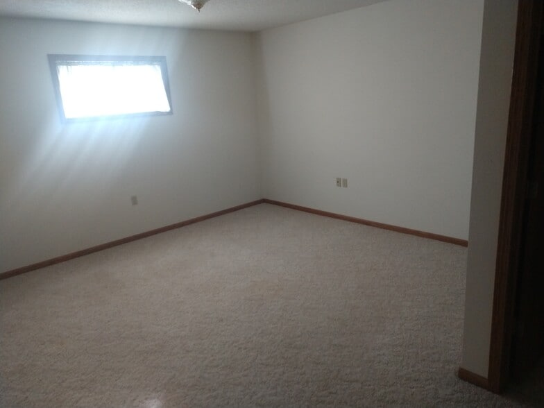 MASTER BEDROOM - 401 E Drake St