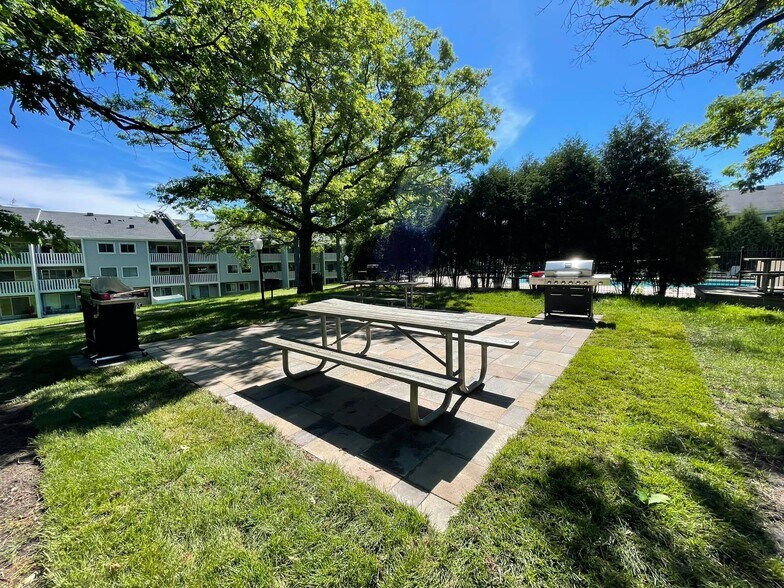 Building Photo - 1601 N Innsbruck Dr