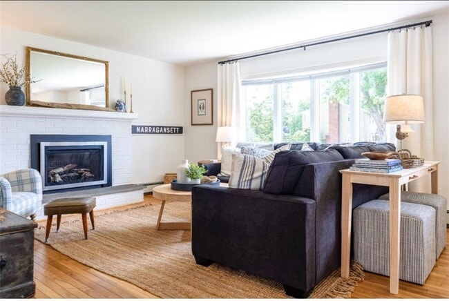 Building Photo - 11 N Hillview Dr