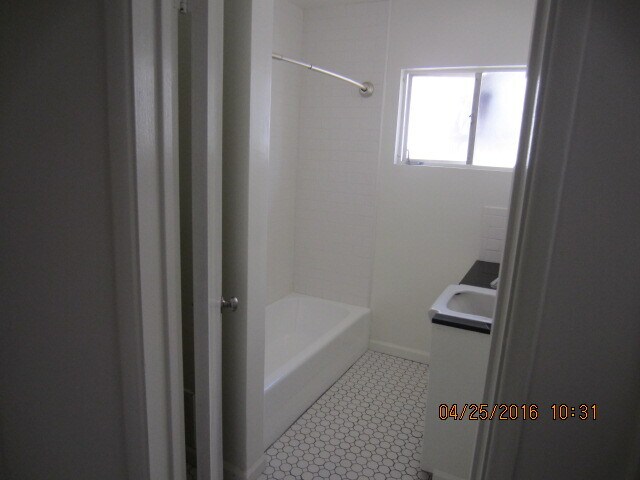 Building Photo - 1220 Havenhurst Dr