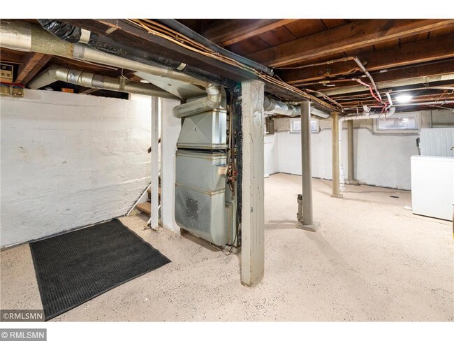 Building Photo - 1040 Rose Ave E