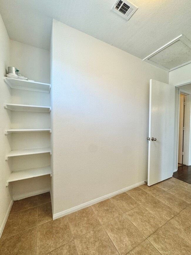 Building Photo - Pre-Holiday Move-In Special!!!  Spacious 5...