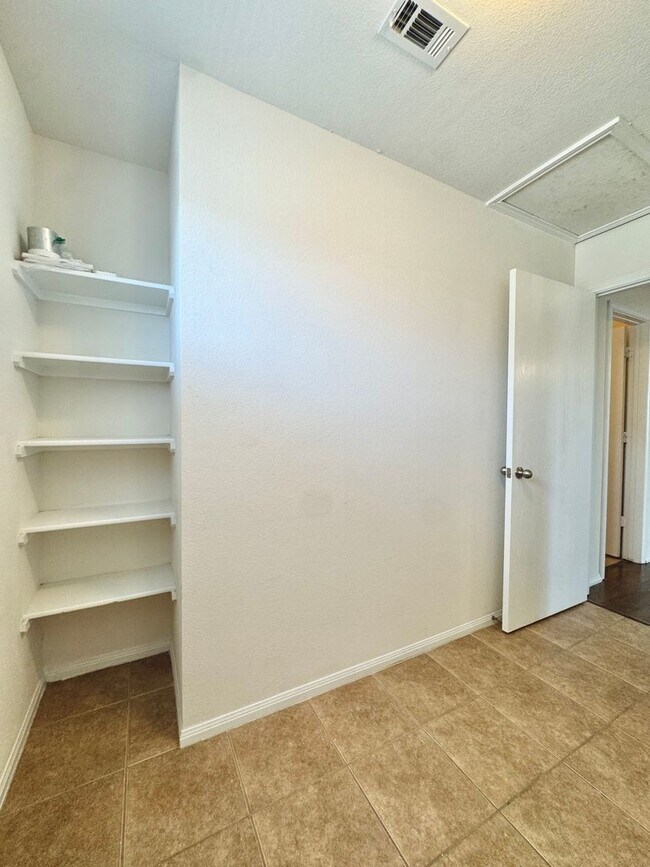Building Photo - Spacious 5-Bedroom Home with In-Law Suite ...