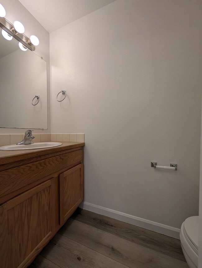 Building Photo - Nice 3 bed/1.5 bath duplex with fenced-in yard and 1 car garage