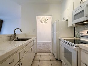 Building Photo - Top Floor Condo in Nob Hill