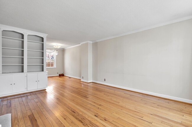 Building Photo - 3011 S Buchanan St