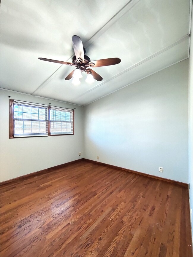 Building Photo - 220 E Pleasant St