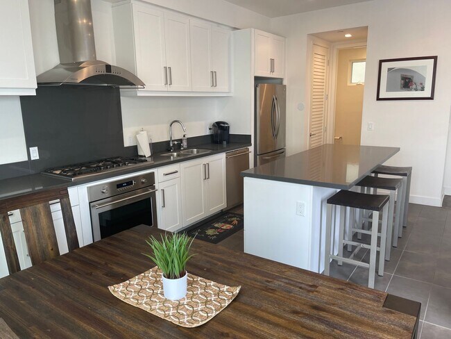 Building Photo - Water views! Less than a block from the ocean! 2 Bed 2.5 Bath Townhome!