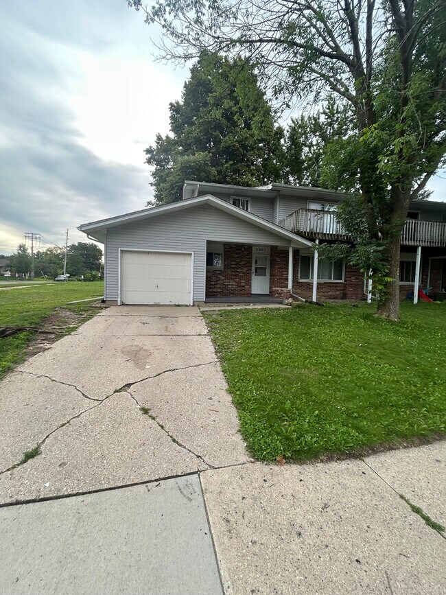 Building Photo - 3001 Churchill Dr