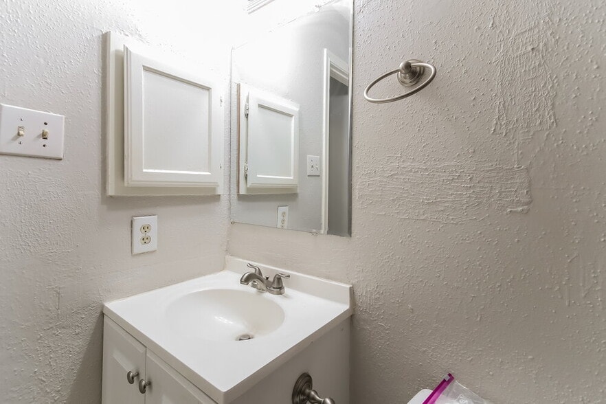 Building Photo - 16111 Rosenridge Dr