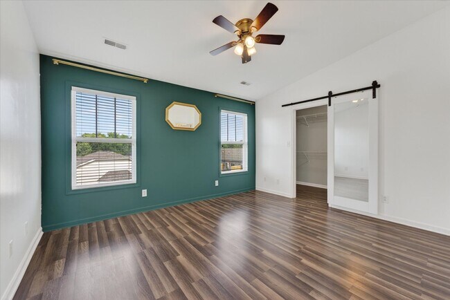 Building Photo - 3 Bedroom 3 1/2 Bath Pet Friendly Condo For Rent!