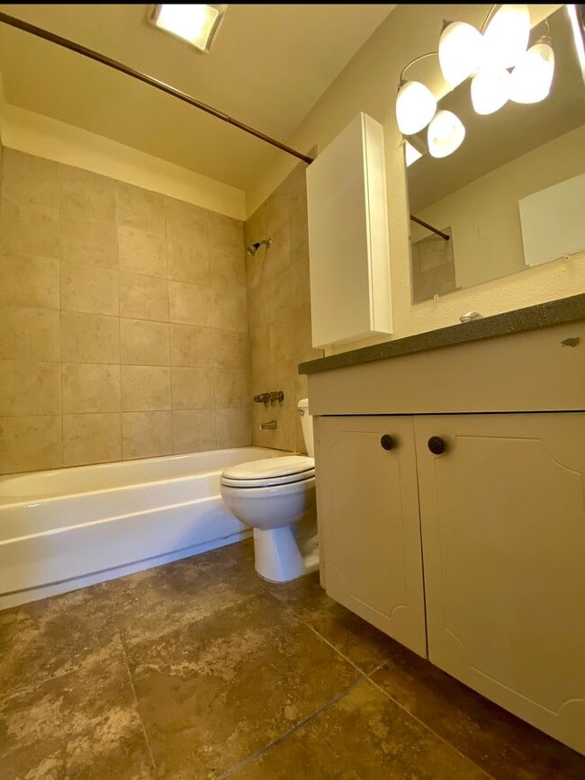 Building Photo - Montavilla Upstairs Townhouse~ Off Street Parking~ 89 Walk Score~ 99 Bike Score~ Pets Welcome!