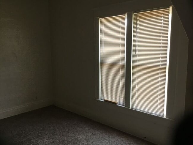 Building Photo - 2 Bed/1 Bath Single Family Home in Downtow...