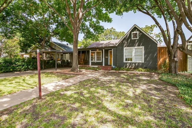 Building Photo - Arlington Heights Bungalow