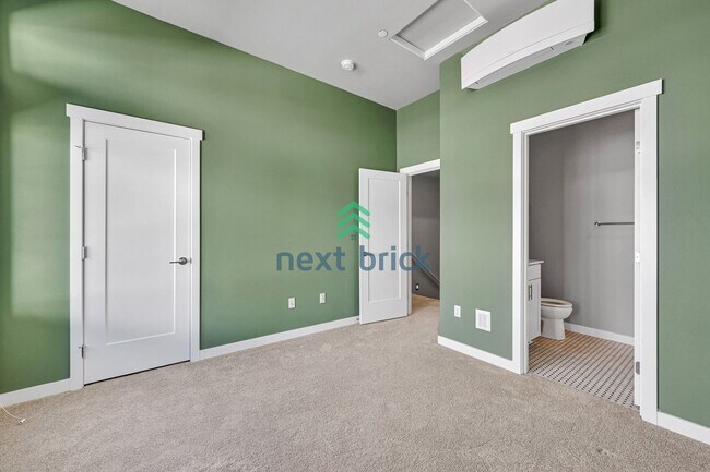 Building Photo - 2 BED & 2.5 BATH TOWNHOUSE FOR RENT