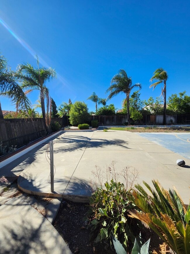 Building Photo - Beautiful two-story home located in the he...