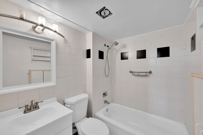 Building Photo - 118 Royal Pk Dr