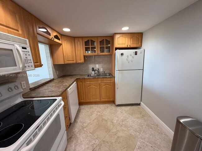 Building Photo - 100 Bayview Dr