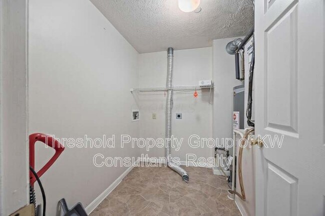 Building Photo - 6823 Meadow Creek Dr