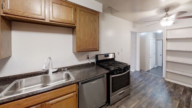 Building Photo - 6BD/3BA on Dorothy Dr!!