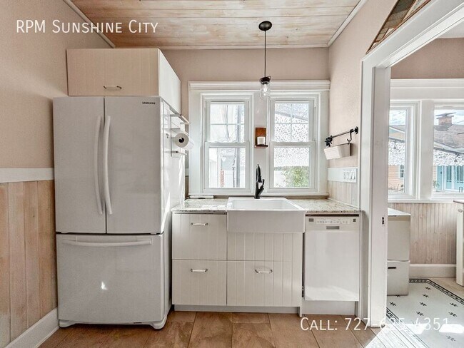 Building Photo - 748 32nd Ave N