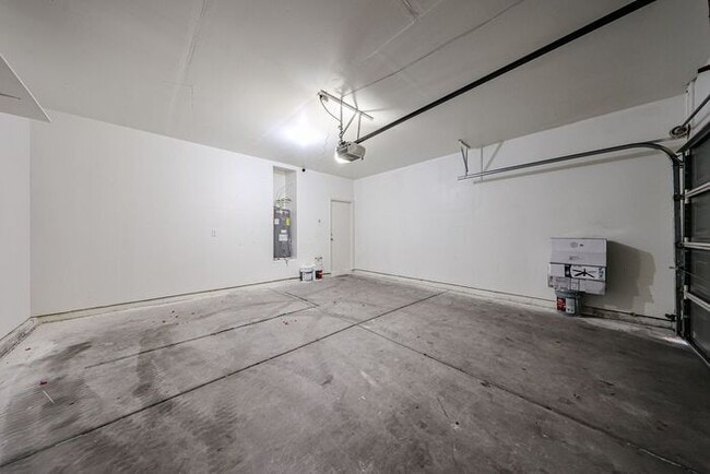 Building Photo - Stylish 4BD , 2 BA Home with Remodeled Bac...