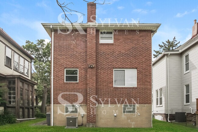 Building Photo - Cheerful and Welcoming Home for You!