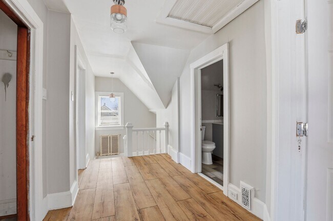 Building Photo - 5 Bedroom House in Manitowoc