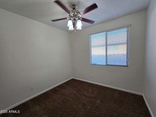 Building Photo - 851 E Aberdeen Dr