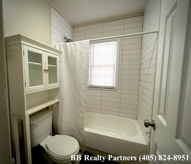 Building Photo - 312 S Florence Ave