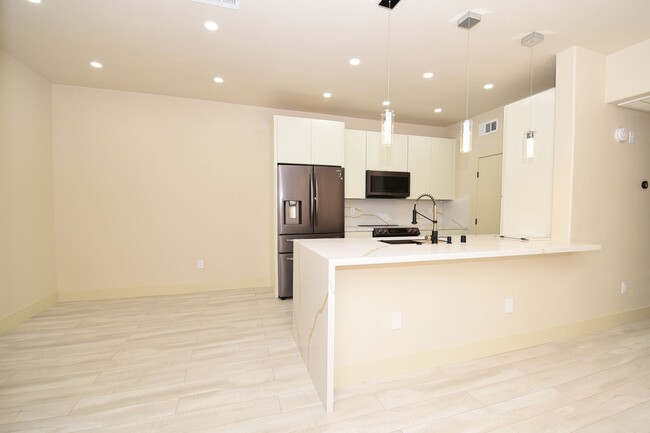 Building Photo - Modern 1-Bedroom Condo in Coronado Palms!