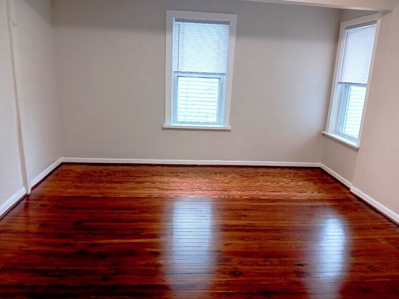 Living Room - 1609 Chapman Ave SW