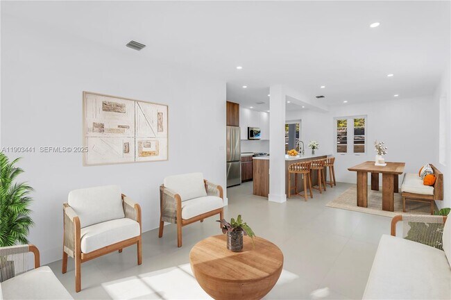 Building Photo - 524 NE 65th St