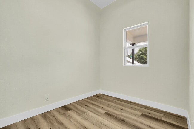 Building Photo - $2,295 - 2 Bed, 1 Bath Newly Renovated Hom...