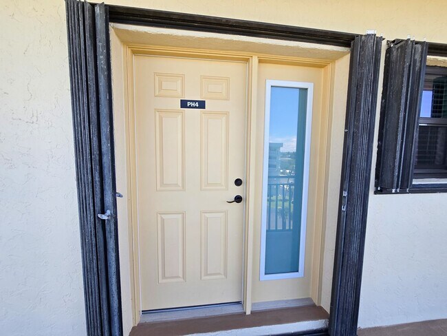 Building Photo - Penthouse in the Racquet Club annual rental!