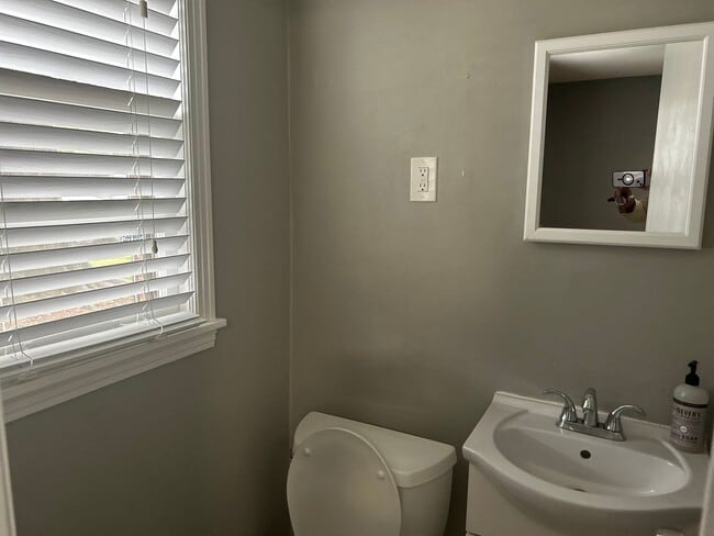 Building Photo - Welcome to this charming 3 bedroom, 1.5 bathroom home in Colonial Acres.