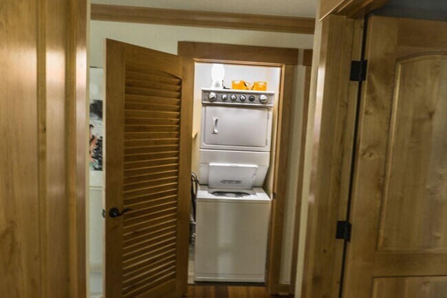 Building Photo - 1 Bedroom Centrally Located Summer Rental