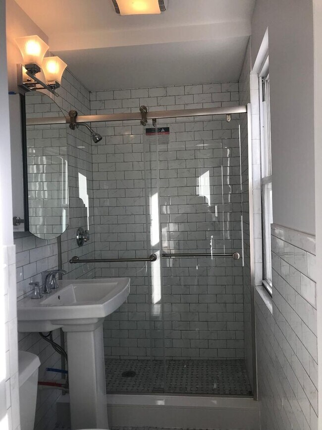 Building Photo - Spacious four bedroom apartment - Septembe...