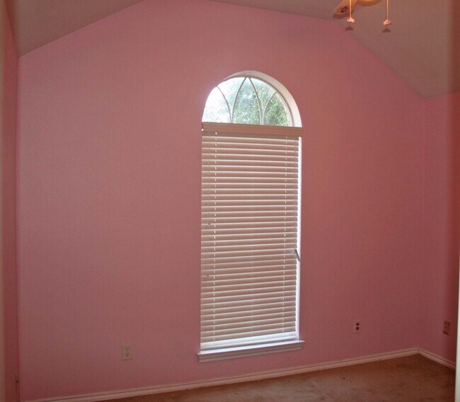 Building Photo - Nice 3 Bdrm 2 Bath Home in Denton Tx