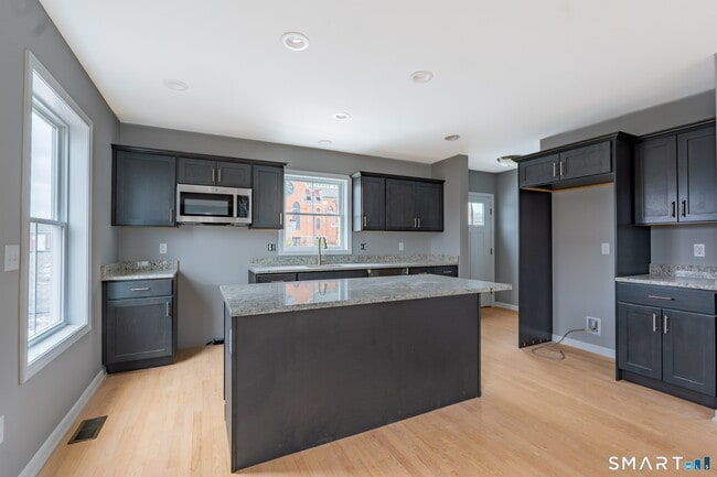 Building Photo - 27 Hall Ave