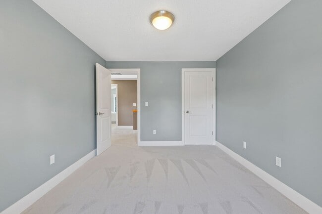 Building Photo - Month to Month Beautiful Spacious 3bed 2.5...