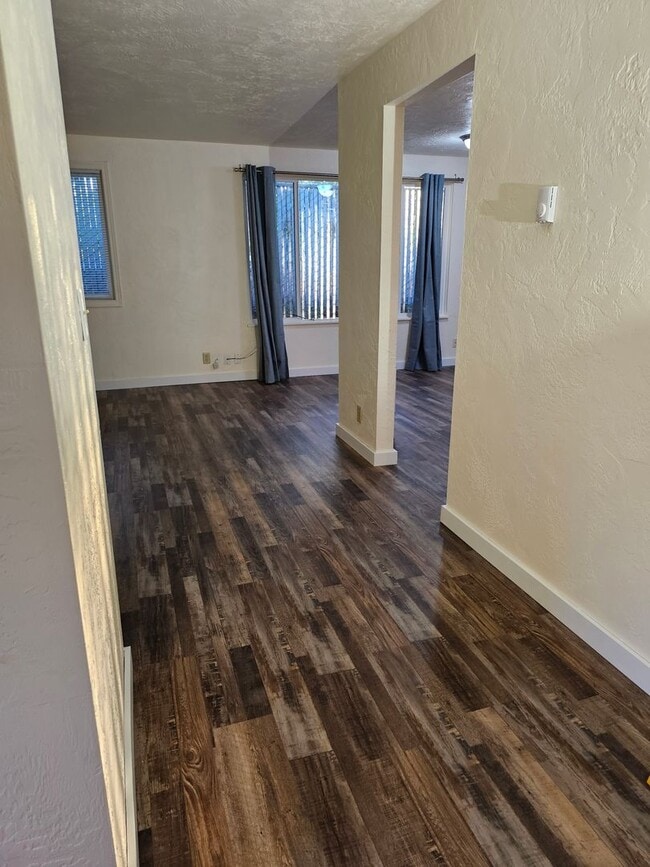 Building Photo - Fully updated 2/1 duplex in Gateway area