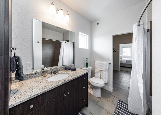 Building Photo - 1 bed, 1 bath Top Floor near Garden of the Gods