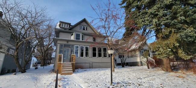 Building Photo - AVAILABLE NOW - 4 Bedroom with garage