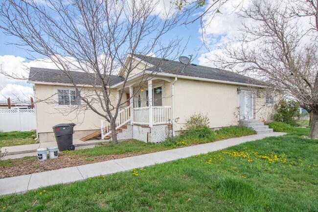 Building Photo - Fully Renovated Home + Shop + RV Parking in Tremonton!