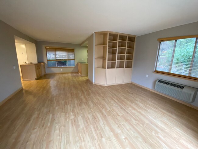 Building Photo - Hartz Property Management Presents: Rossmo...