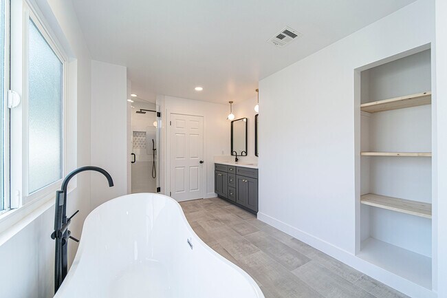 Building Photo - 9455 Hillhaven Ave