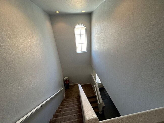 Building Photo - Gorgeous 3 bedroom Mountains Edge House