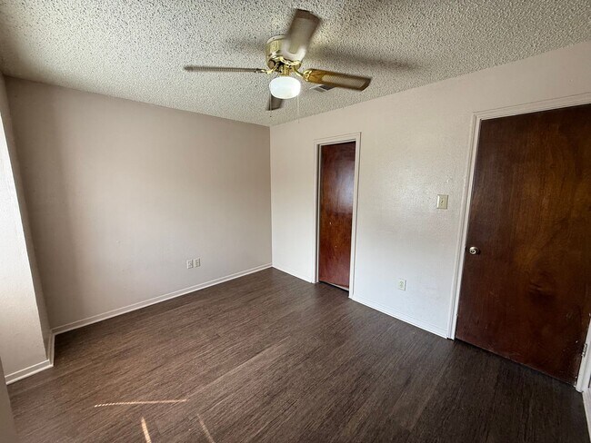 Building Photo - 8911-8913 GSRI Ave