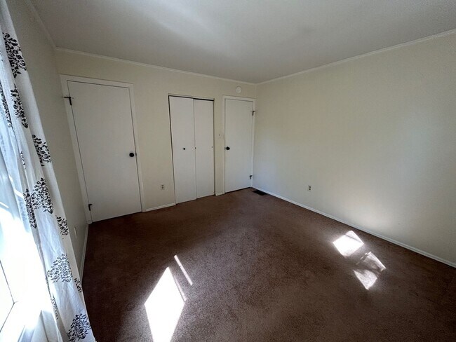 Building Photo - Kenilworth - Adorable 2 Bedroom House